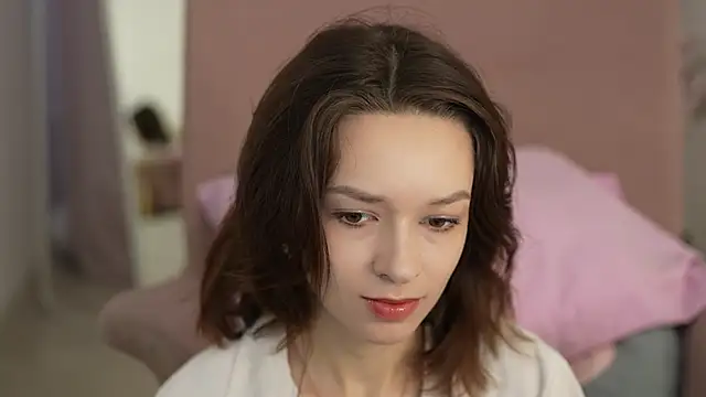 VivianLy  online show from January 19, 2025, 7:36 am