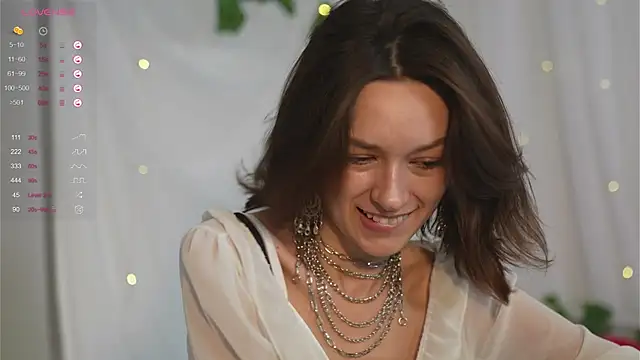 VivianLy  online show from December 19, 2024, 10:56 am