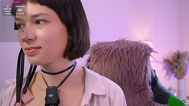 VivianLy  online show from March 9, 2026, 11:58 am