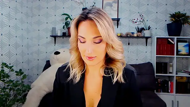 Snapshot of MillaXQueen chatting on November 15, 2025, 12:53 pm MillaXQueen online show from November 15, 2025, 12:53 pm