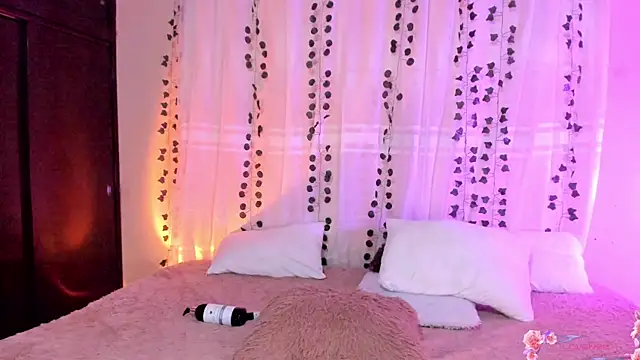 Snapshot of Mey_moon chatting on December 4, 2024, 12:35 am Mey moon online show from December 4, 2024, 12:35 am