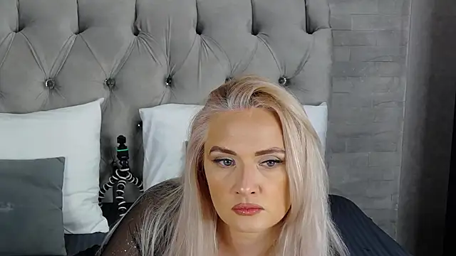 Snapshot of IsabellaDeRosa chatting on September 28, 2025, 10:55 am IsabellaDeRosa online show from September 28, 2025, 10:55 am