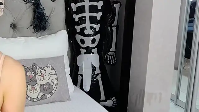 Snapshot of IsabellaDeRosa chatting on October 19, 2025, 7:55 am IsabellaDeRosa online show from October 19, 2025, 7:55 am