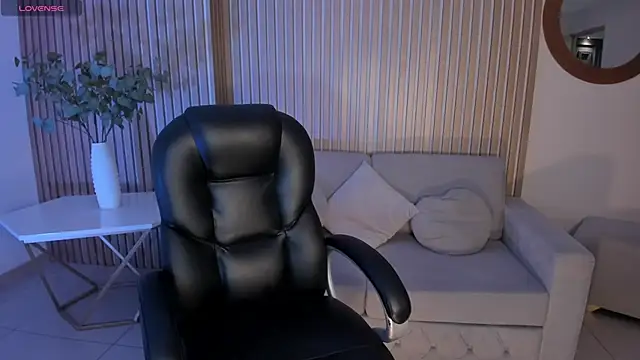 DannaCruz online show from October 18, 2025, 7:27 pm