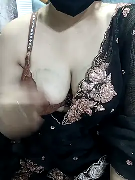 Snapshot of Sexybomb33 chatting on February 14, 2025, 6:29 pm Sexybomb33 online show from February 14, 2025, 6:29 pm