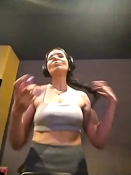 LissaThompsom online show from December 19, 2025, 12:07 pm