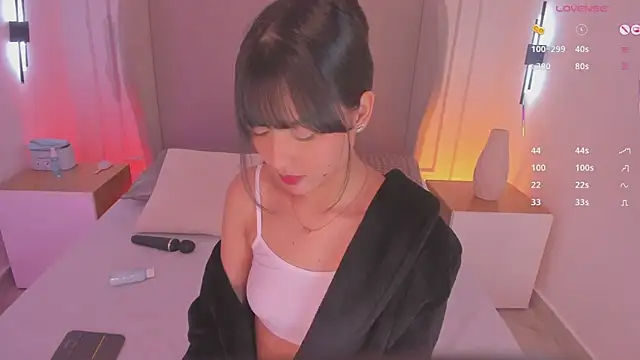 luisah  online show from November 11, 2025, 8:03 pm