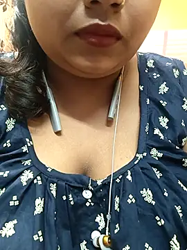 Sophiaboudi online show from February 26, 2025, 5:31 pm