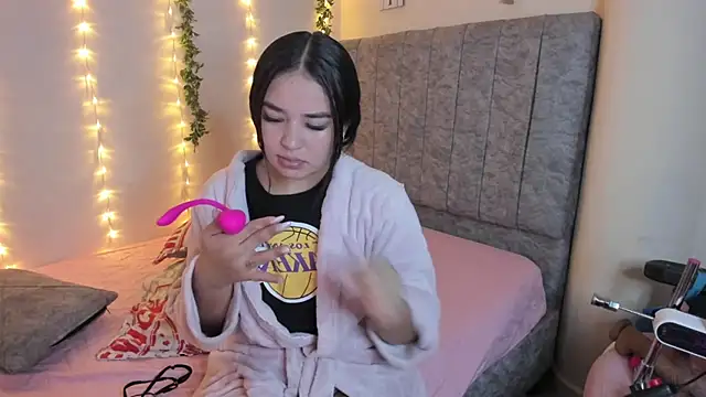 SaraCrow online show from December 14, 2025, 5:02 am