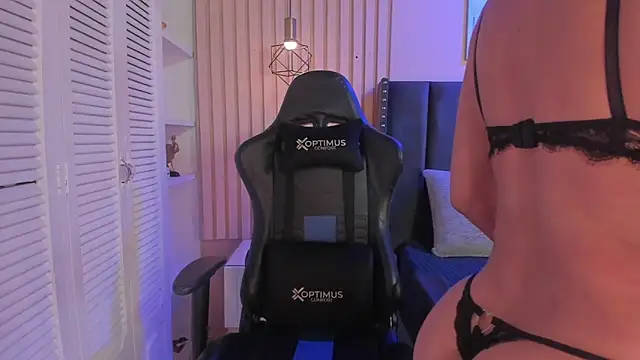 ashlye miller  online show from September 18, 2025, 4:26 am