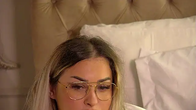 Denisse Perry online show from February 15, 2026, 10:09 pm