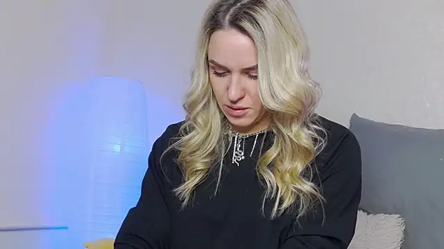 SofiJames online show from March 6, 2025, 6:19 am