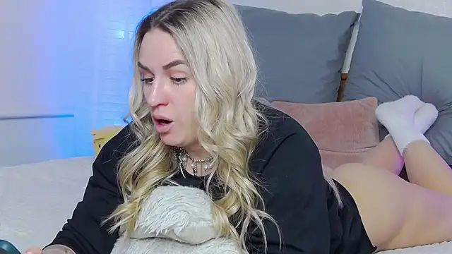 SofiJames online show from March 6, 2025, 10:20 am