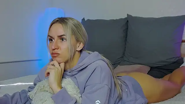 SofiJames online show from October 2, 2025, 7:23 am