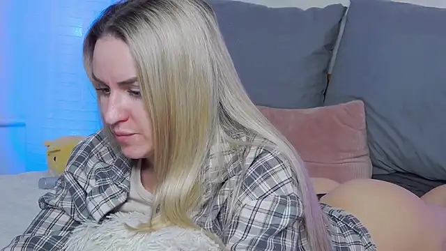 SofiJames online show from March 4, 2025, 10:24 am