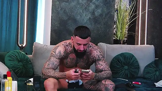 Snapshot of masterkingofmusclee chatting on February 5, 2025, 10:08 am masterkingofmusclee online show from February 5, 2025, 10:08 am