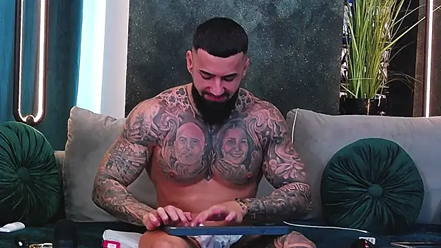 Snapshot of masterkingofmusclee chatting on February 4, 2025, 10:00 am masterkingofmusclee online show from February 4, 2025, 10:00 am