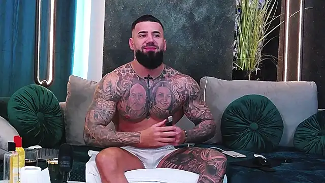Snapshot of masterkingofmusclee chatting on February 4, 2025, 1:16 pm masterkingofmusclee online show from February 4, 2025, 1:16 pm