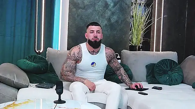 Snapshot of masterkingofmusclee chatting on January 20, 2025, 1:42 pm masterkingofmusclee online show from January 20, 2025, 1:42 pm