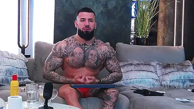 Snapshot of masterkingofmusclee chatting on March 21, 2025, 8:39 am masterkingofmusclee online show from March 21, 2025, 8:39 am