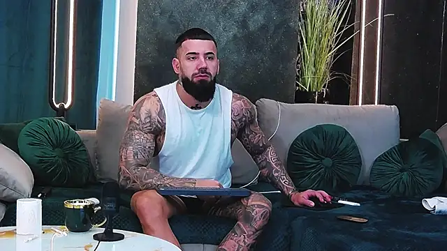 Snapshot of masterkingofmusclee chatting on February 7, 2025, 7:07 am masterkingofmusclee online show from February 7, 2025, 7:07 am
