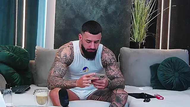 Snapshot of masterkingofmusclee chatting on January 24, 2025, 7:08 am masterkingofmusclee online show from January 24, 2025, 7:08 am