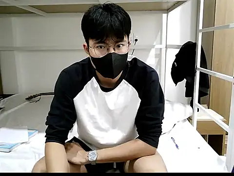 Gwencloudy online show from October 26, 2025, 3:18 am