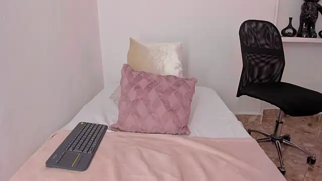 valerycolins online show from September 18, 2025, 1:52 am