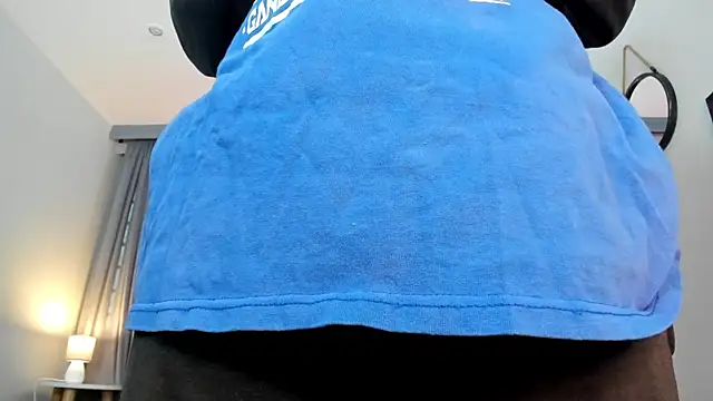 CoralineRicce  online show from November 24, 2025, 9:48 pm