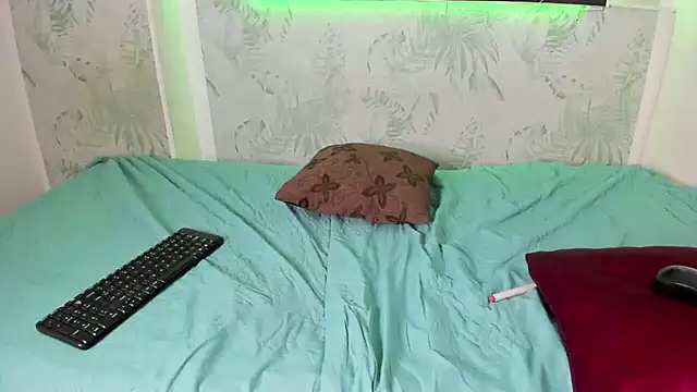 yungelitamor  online show from March 23, 2025, 7:42 am