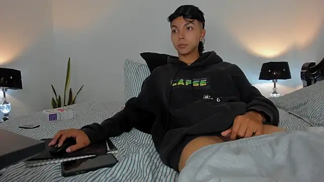 xhenisa  online show from February 16, 2026, 12:20 am