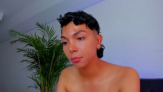 xhenisa  online show from November 13, 2025, 6:23 pm