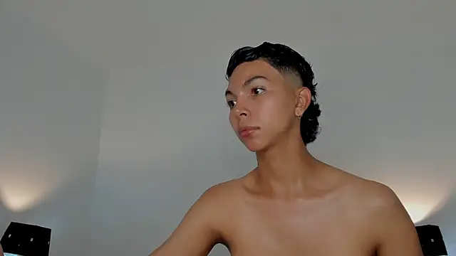 xhenisa  online show from January 8, 2026, 8:37 pm