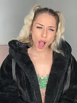 petrouchkaaa  online show from March 3, 2025, 9:15 pm