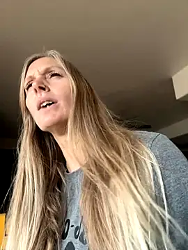 ItsDanniG online show from October 14, 2025, 3:56 pm