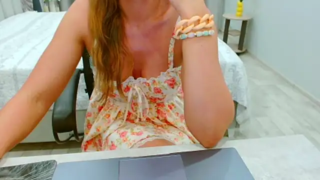 Snapshot of EveLove33 chatting on June 10, 2026, 5:25 pm EveLove33 online show from June 10, 2026, 5:25 pm