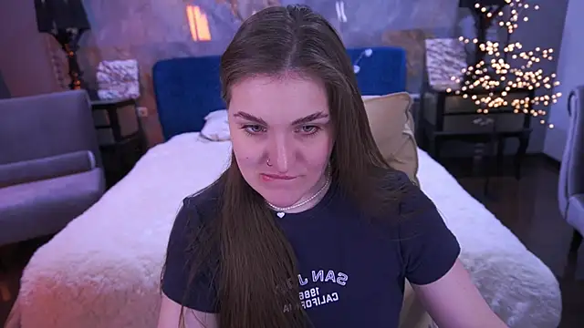 EmmyCharmm online show from April 8, 2026, 5:42 am