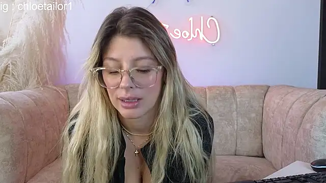 ChloeTailor  online show from February 12, 2025, 7:24 pm