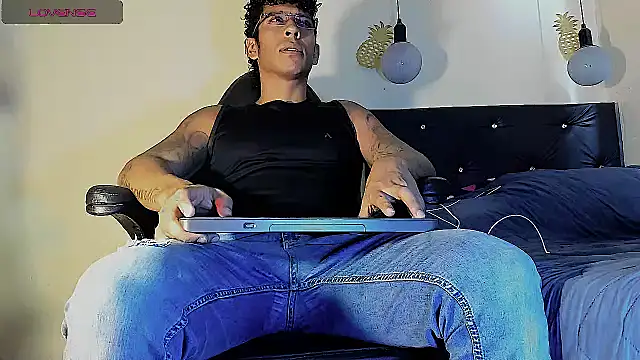Snapshot of FuckHardlove chatting on March 4, 2025, 4:52 pm FuckHardlove online show from March 4, 2025, 4:52 pm