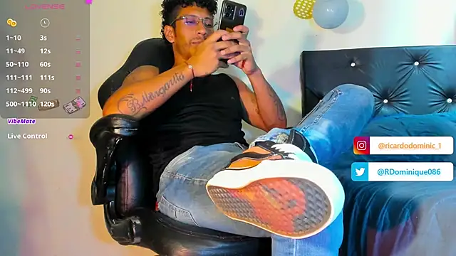 Snapshot of FuckHardlove chatting on February 8, 2025, 8:32 pm FuckHardlove online show from February 8, 2025, 8:32 pm