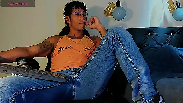 Snapshot of FuckHardlove chatting on February 27, 2025, 7:15 pm FuckHardlove online show from February 27, 2025, 7:15 pm