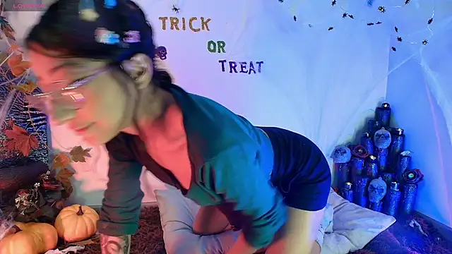 Cloe Leee online show from October 21, 2025, 5:29 am