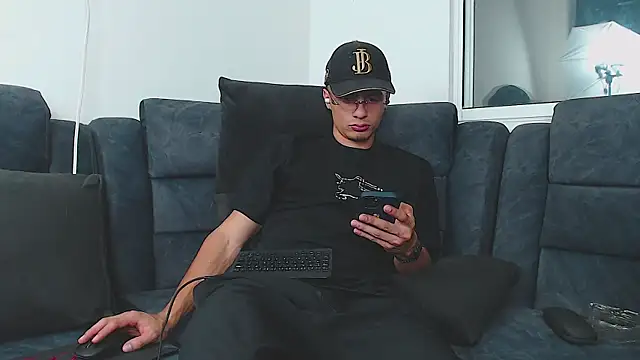 Stiven CL online show from February 25, 2025, 3:20 am