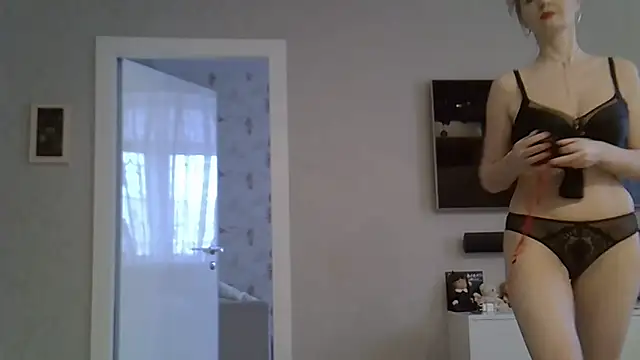 ZarinaSwift online show from December 17, 2025, 4:39 am