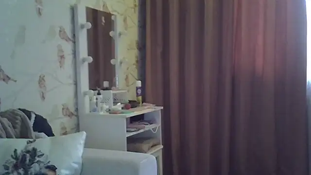 ZarinaSwift online show from November 27, 2025, 4:35 am