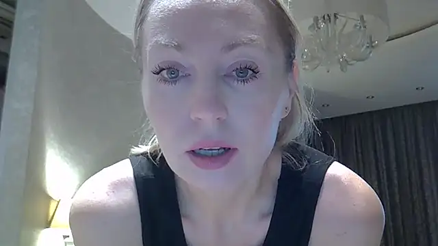 ZarinaSwift online show from October 21, 2025, 4:01 am
