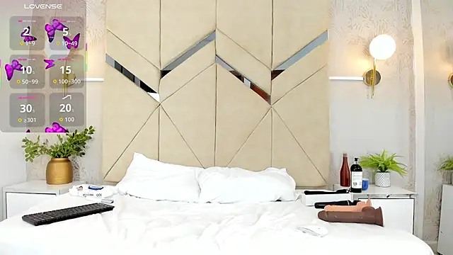 LiaVelez online show from December 1, 2025, 1:45 pm