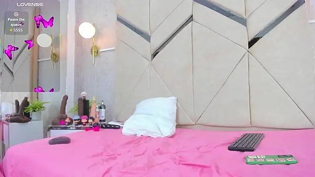 LiaVelez online show from April 18, 2026, 2:08 pm