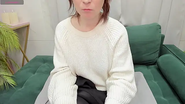 Snapshot of ZoeEast chatting on February 19, 2025, 4:44 pm ZoeEast online show from February 19, 2025, 4:44 pm