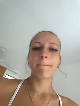 emma4xxx online show from April 11, 2026, 12:51 am